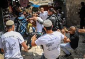 حمله نظامیان و شهرک نشینان صهیونیست به فلسطینیان در مسیر راهپیمایی پرچم
