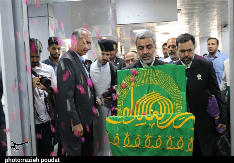 ورود خادمان رضوی با پرچم متبرک آستان قدس به بندرعباس+تصاویر