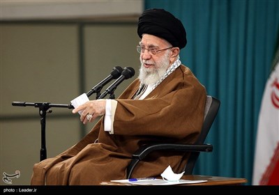  استفتاء از امام خامنه‌ای؛ حکم نگاه اتفاقی به نامحرم چیست؟ 