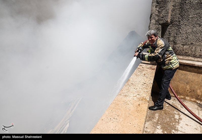 آتش‌سوزی گسترده در انبار کاغذ باطله قیامدشت/ آتش به کارخانه ‌تولید شیر‌آلات ‌سرایت کرد + تصاویر