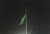 پرچم متبرک حرم امام رضا (ع) در کنار سواحل خلیج فارس به اهتزاز در آمد + تصویر