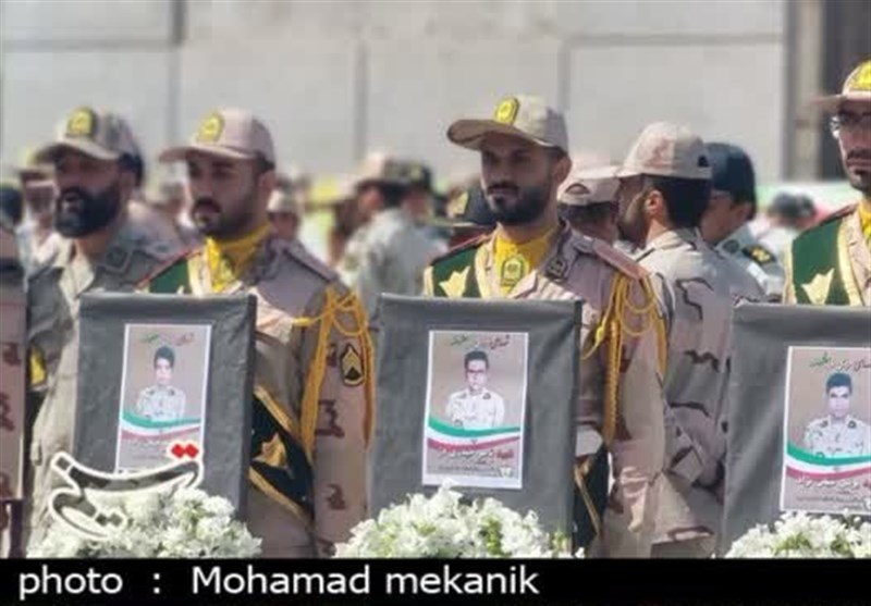 آخرین زیارت شهدای حمله تروریستی سراوان در حرم امام رضا(ع)/ تشییع 3 سرباز شهید در مشهد + فیلم