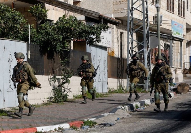 Israeli Forces Injure 13 Palestinian Youths, Detain 14 in West Bank Refugee Camp Raid
