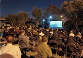 استقبال مردم تهران از اکران ویژه سینما سیار در گلزار شهدای بهشت زهرا
