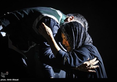 علی زندوکیلی مادر خود را در حاشیه کنسرت به آغوش کشید