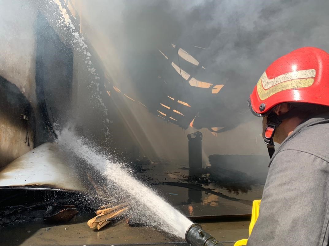 آتش‌سوزی کارگاه مبل‌سازی در شیراز 3 مصدوم بر‌جا‌ گذاشت