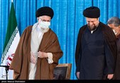 حجت الاسلام سیدحسن خمینی و  حضرت آیت الله خامنه ای رهبر معظم انقلاب اسلامی در مراسم سی و چهارمین سالگرد ارتحال امام خمینی (ره)