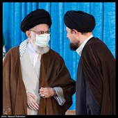 حجت الاسلام سیدحسن خمینی و  حضرت آیت الله خامنه ای رهبر معظم انقلاب اسلامی در مراسم سی و چهارمین سالگرد ارتحال امام خمینی (ره)