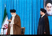 حجت الاسلام سیدحسن خمینی و  حضرت آیت الله خامنه ای رهبر معظم انقلاب اسلامی در مراسم سی و چهارمین سالگرد ارتحال امام خمینی (ره)