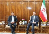 وزیر الخارجیة الایرانی یؤکد على تطویر العلاقات الشاملة بین طهران وابوظبی