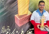 دانشجوی مشهدی نشان ملی فداکاری دانشجویان ایران را دریافت کرد