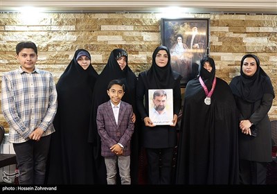 اهدای مدال بانوی مدال‌آور کشتی آلیش به شهید طهرانی مقدم