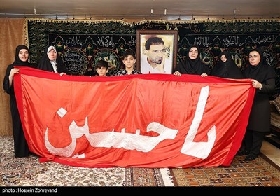 عکس یادگاری با پرچم امام حسین علیه السلام