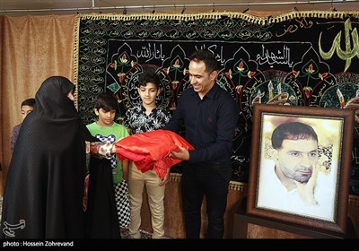همسر شهید طهرانی مقدم پرچم امام حسین علیه السلام را به همسر سپیده بابایی نایب قهرمان رقابت‌های کشتی آلیش آسیا می دهد.