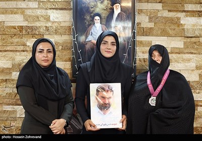 همسر شهید طهرانی مقدم ، سپیده بابایی نایب قهرمان رقابت‌های کشتی آلیش آسیا و هدی نقیبی سرمربی تیم آلیش بانوان