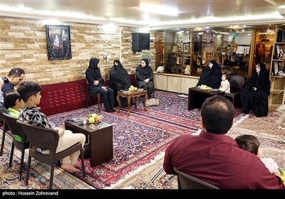 اهدای مدال بانوی مدال‌آور کشتی آلیش به شهید طهرانی مقدم