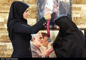 سپیده بابایی مدال نقره رقابت‌های کشتی آلیش آسیا خود را بر گردن همسر شهید طهرانی مقدم می اندازد
