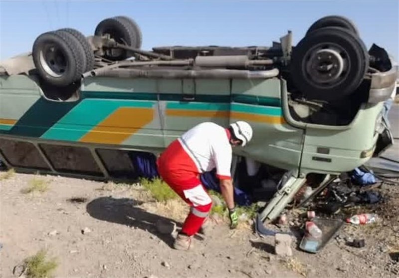 ‌واژگونی مینی‌بوس کارگران در محور نیشابور ـ مشهد/ 18 کارگر مصدوم شدند + عکس