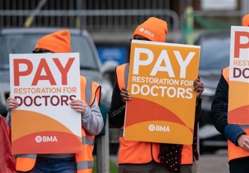 Thousands of UK Doctors Strike Again over Pay