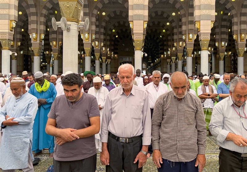 تصاویری از حضور زائران ایرانی در نمازهای جماعت مسجدالنبی