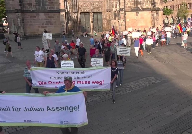 Protesters in Nuremberg Call for Peace in Ukraine, Criticize German Policies