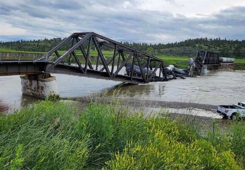 سقوط واگن‌های سمی قطار داخل رودخانه بر اثر فروریختن پلی در آمریکا
