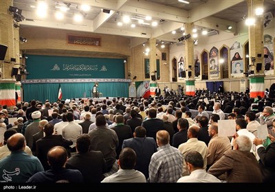 قائد الثورة الإسلامية يستقبل حشداً من أسر الشهداء