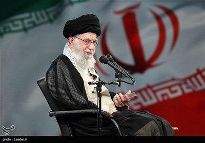 قائد الثورة الإسلامية يستقبل حشداً من أسر الشهداء