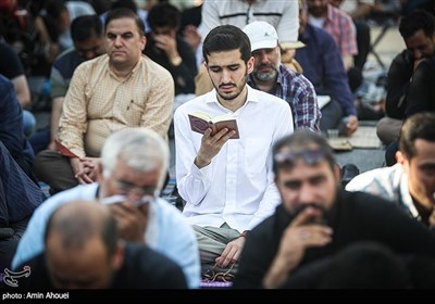 مراسم قرائت دعای عرفه در خیابان سعدی تهران