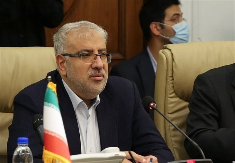Iran Self-Sufficient in Constructing Refinery, Petchem Plants, Developing Oil, Gas Fields: Oil Minister