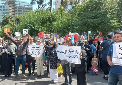  تجمع خانواده‌ اعضای منافقین در مقابل سفارت ترکیه 