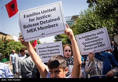 تجمع اعضای انجمن نجات مقابل سفارت ترکیه