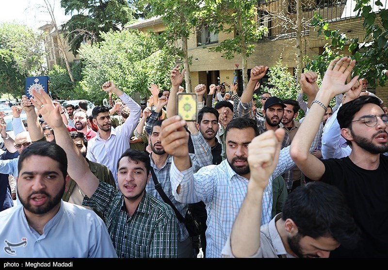بالصور.. تجمع أمام السفارة السویدیة فی طهران احتجاجاً على الإساءة للقرآن الکریم