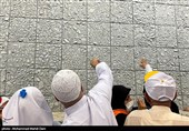 الحجّاج یرمون الجمرات فی أول أیام عید الأضحى