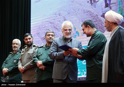 تقدیر از محمدمهدی تهرانچی رئیس دانشگاه آزاد اسلامی در همایش تجلی اخلاص