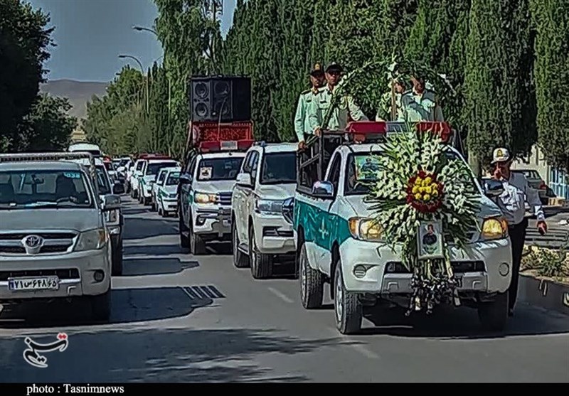 پیکر شهید مدافع امنیت «جواد کریمی» در بافت تشییع شد + تصاویر