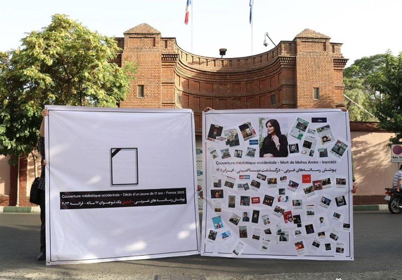 اقدام دانشجویان مقابل سفارت فرانسه درباره انتشار اخبار وقایع این کشور از سوی رسانه ها