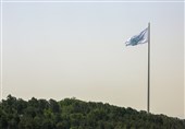 &quot;بزرگترین پرچم سبز علوی&quot; در آسمان تهران به اهتزاز درآمد