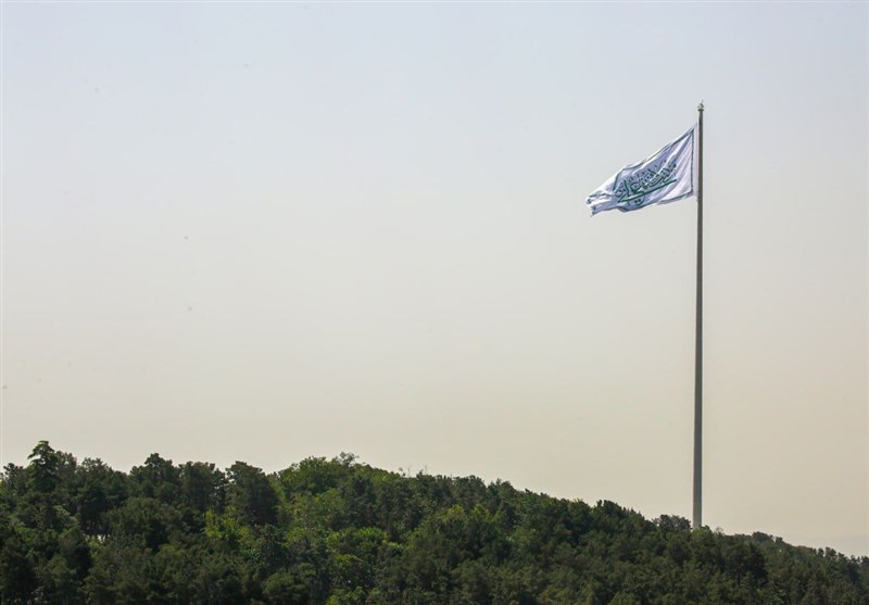 &quot;بزرگترین پرچم سبز علوی&quot; در آسمان تهران به اهتزاز درآمد