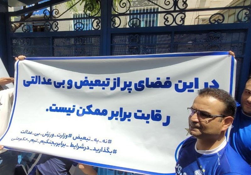 تجمع هواداران استقلال مقابل باشگاه و ادامه شعارها علیه قربان‌زاده