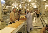 مراحل آماده سازی کیک غدیر در حرم مطهر حضرت علی (ع) + فیلم