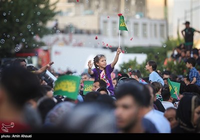 مهمانی ده کیلومتری غدیر در خیابان انقلاب