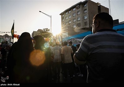 مهمانی ده کیلومتری غدیر در خیابان انقلاب