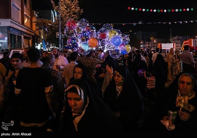 مهمانی ده کیلومتری غدیر در خیابان انقلاب