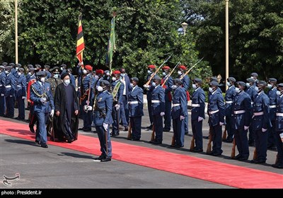 استقبال رسمی از دکتر رئیسی در کاخ ریاست جمهوری اوگاندا و مذاکرات خصوصی روسای جمهور