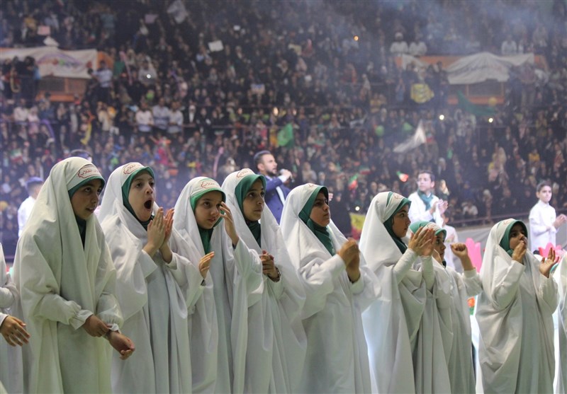حضور حماسه‌ساز دختران انقلاب در ورزشگاه آزادی برای ترویج حجاب در جامعه