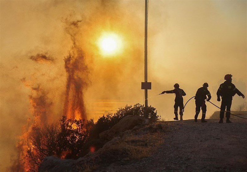 وقوع چندین آتش سوزی جنگلی گسترده در یونان در اثر گرمای شدید