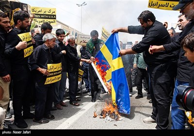 مسيرة في طهران تندد بإساءة القرآن الكريم