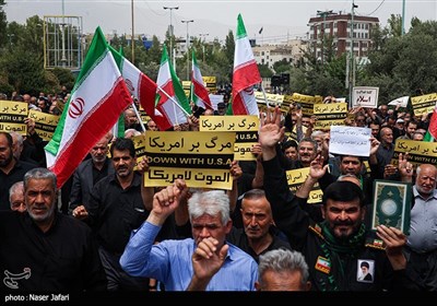 مسيرة في طهران تندد بإساءة القرآن الكريم