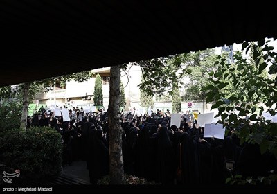 تجمع دانشجویان و مردم در محکومیت اهانت به قرآن کریم مقابل سفارت سوئد